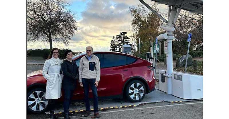 RmdSentinel's tweet photo. John Roston, representing Plug-in Richmond, met with Josie Osborne, minister of energy, mines and low carbon innovation, and Kelly Greene, MLA for Richmond-Steveston, at  Garry Point Park to discuss BC Government support for EV charging
https://t.co/rLN5dNfjEg