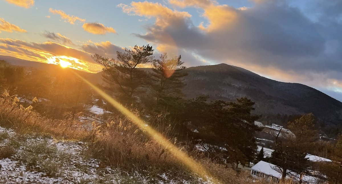 Samantha12Sue's tweet photo. #sunset #sun #TheSun #SunDown #SmallTown #ColebrookNH #NHfinds #snow #outside #trees #mountains #nature #MountManadnock #views #sky #happy #peaceful https://t.co/3u7bOexjKo