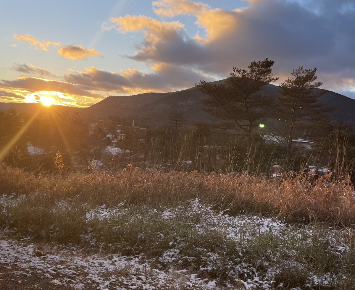 Samantha12Sue's tweet photo. #sunset #sun #TheSun #SunDown #SmallTown #ColebrookNH #NHfinds #snow #outside #trees #mountains #nature #MountManadnock #views #sky #happy #peaceful https://t.co/3u7bOexjKo