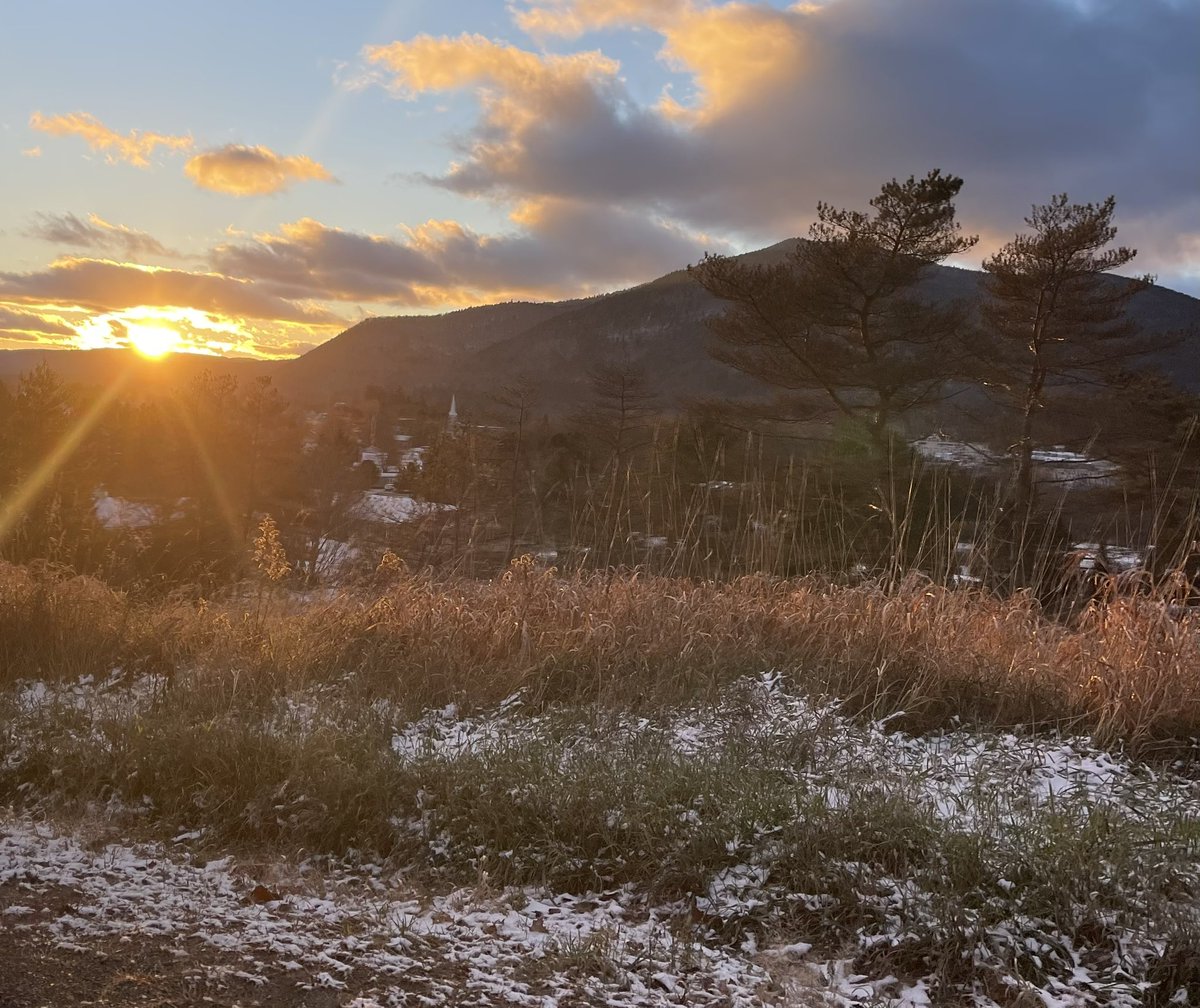 Samantha12Sue's tweet photo. #sunset #sun #TheSun #SunDown #SmallTown #ColebrookNH #NHfinds #snow #outside #trees #mountains #nature #MountManadnock #views #sky #happy #peaceful https://t.co/3u7bOexjKo