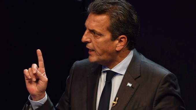 Cuando uno se planta, y esto en términos de la vida cotidiana, con una actitud de "por sí o por no" demuestra un rasgo autoritario que es percibido por los otros como un acto comunicacional negativo. Massa perdió por muchos factores, pero ciertas formas decretaron su pobre final.