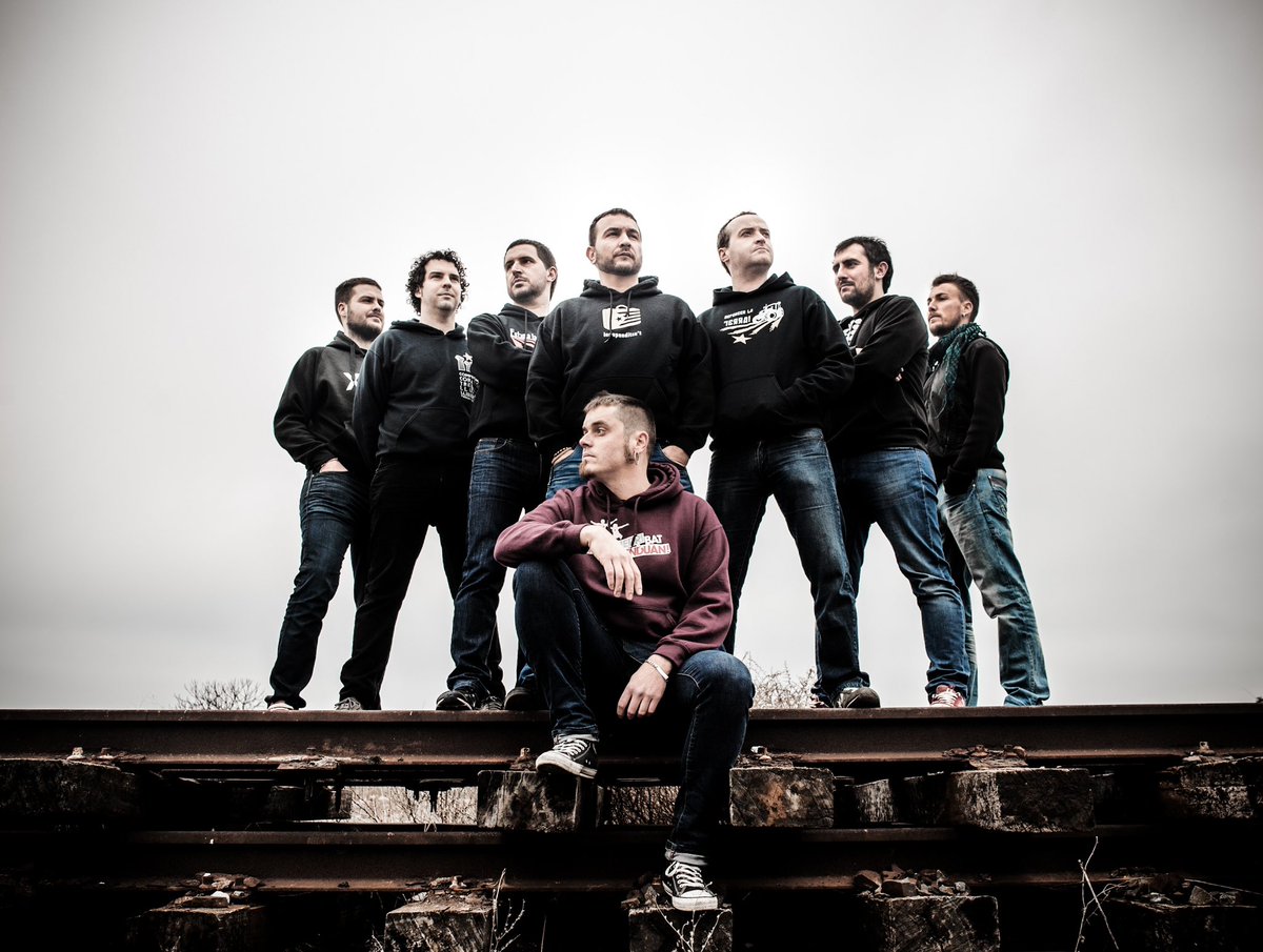 De llavors fins ara, cada acord, cada rialla i cada escenari han estat part d'aquesta aventura que hem construït amb vosaltres.
Gràcies per ser la nostra font d’inspiració i la força que ens ha impulsat a avançar any rere any.