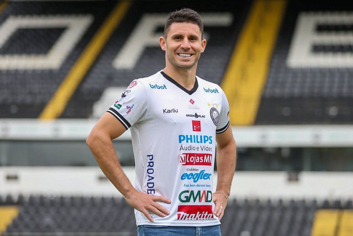 OFECoficial's tweet photo. Denoni é do Fantasma! 👻

O volante se apresentou com a equipe profissional e chega para disputar o Campeonato Paranaense, a Copa do Brasil e a Série B de 2024 ⚽️

Bem-vindo, @joaodenoni_ 👏

#MaiorDoInterior #ÉsMinhaReligião

📸 @andreoito • OFEC https://t.co/CjcPaX7JdS
