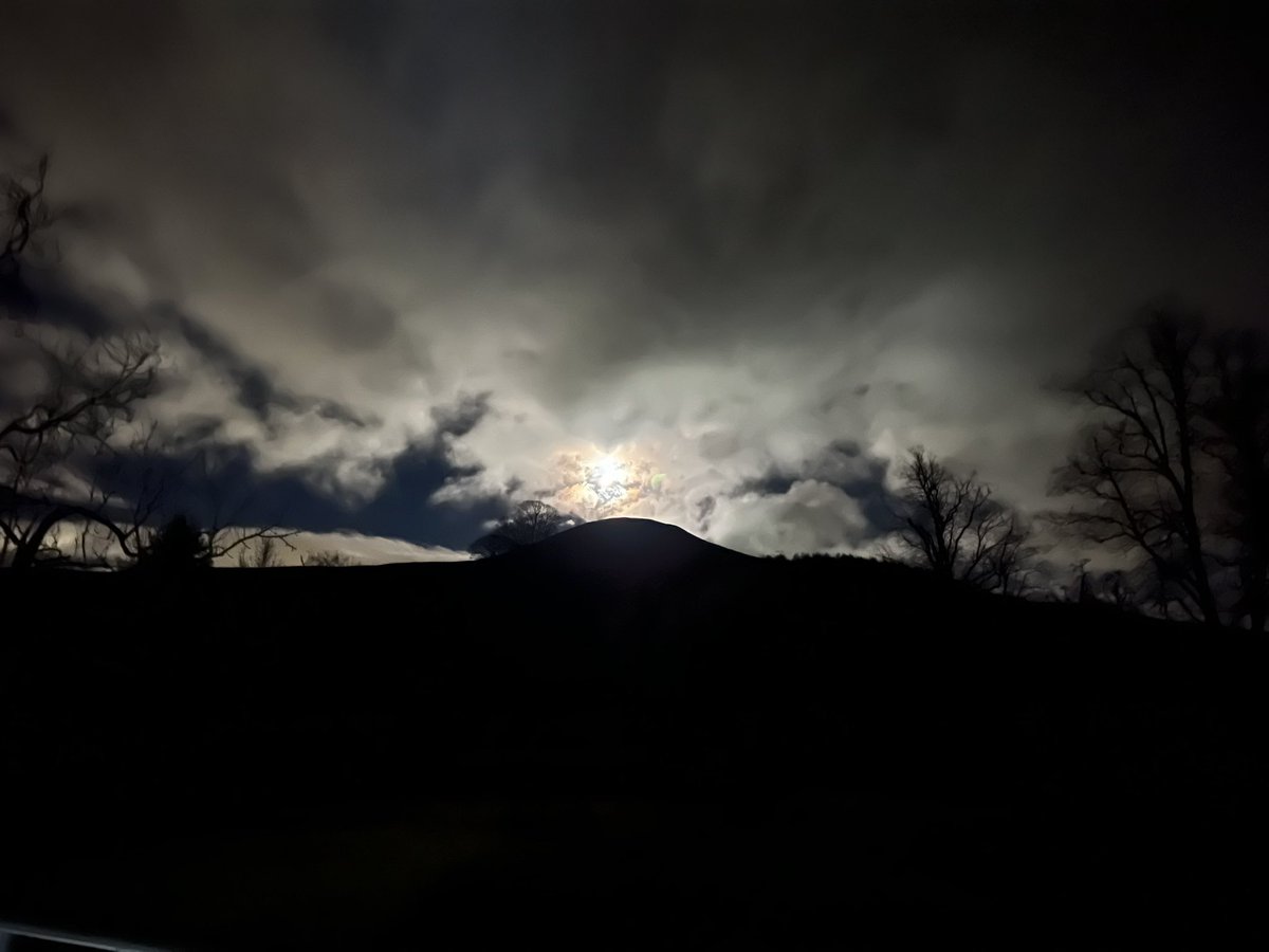 louise_provan's tweet photo. Tonights run was a magical little route where the path goes behind a waterfall 🏃🏻‍♀️🌚❤️ #fife #falkland #autumnrunning https://t.co/3D1L0fD3ok