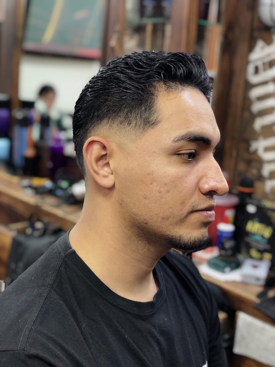 yeyo_220's tweet image. La barbería el arte que muchos  practican  , pero que muy pocos disfrutan 💈🔥
.
. メ•ＤϟＥＧＯ
.
#barbeando #art #prostyle 🍃