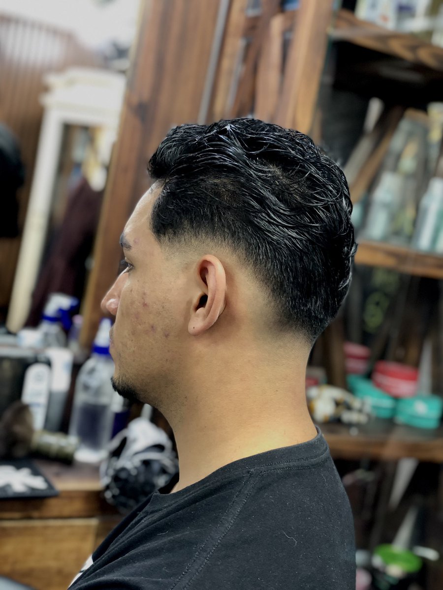 yeyo_220's tweet image. La barbería el arte que muchos  practican  , pero que muy pocos disfrutan 💈🔥
.
. メ•ＤϟＥＧＯ
.
#barbeando #art #prostyle 🍃