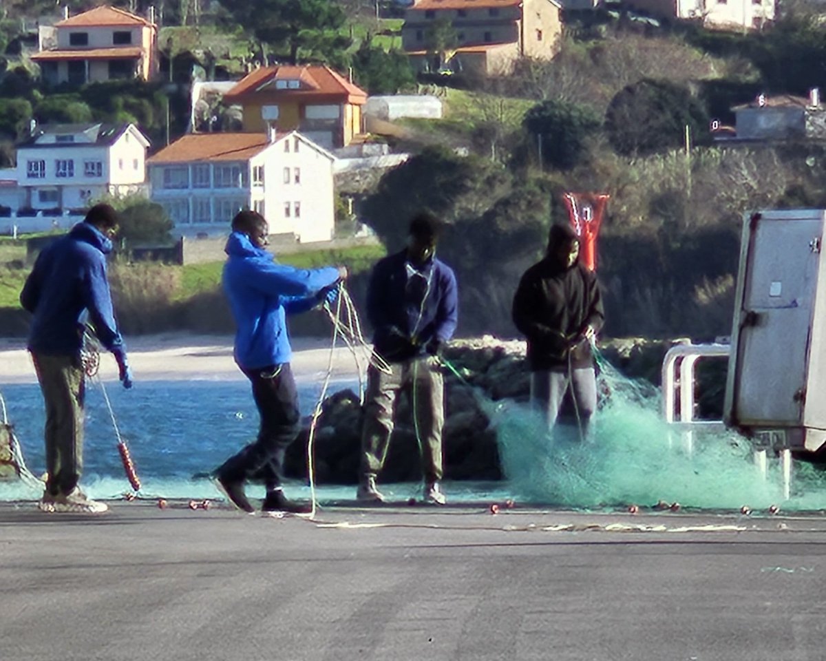 QueirugaRogelio's tweet photo. Os inmigrantes son moi malos, pero os que durante estas semanas de inverno estiveron de novo, desarmando as vellas redes de pesca no porto de Porto do Son para que os barcos podan armalas novas eran a maioría inmigrantes. Antes facíano as familias, nenos incluídos. Hoxe os chavalotes e chavalotas danlle ben ás maquinitas. E non está mal, pero non caían os anillos por botar unha man, pero parece que fose un delito. E a parte, como osas ti decirlle a ningún pai como educar aos fillos ? 
Eu son dos que digo que malos son os delincuentes e os vagos, non o color da piel nin os oficios. Eses inmigrantes toman parte no proceso de que haxa peixe nas lonxas, nas fábricas e nos platos. Miro para eles e véxoos como compañeiros. O resto é hipocresía e racismo.
Por non decir que os patróns os necesitan nas situacións actuais e que a parte de papar frío coma nós, deixan aquí impostos e miran polas súas familias, cousas nas que poñen exemplo a moitos patriotas de pacotilla.
Invisibles non solo son as redeiras.