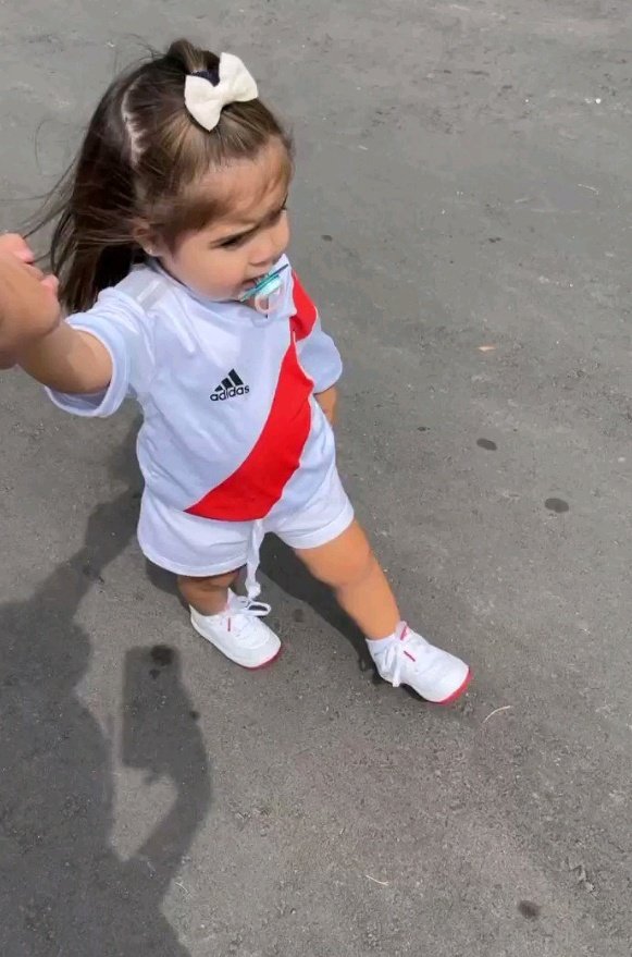 sueño con llevar así de la manito a mí hija con el amor de mí vida de la otra mano