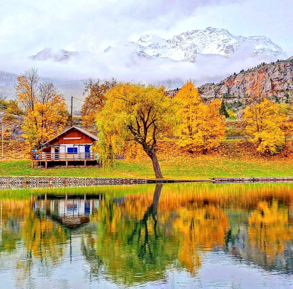 Petite cabane en bois au bord d'un petit lac et arbres aux couleurs d'automne. 
#hautesalpes  #provencealpescotedazur #mountainlovers #mountainview #exploretheworld #feelthealps #alpesfrancaises #frenchalps #francemontagnes #alpesdusud #massifdesecrins  #jpeuxpasjaimontagne