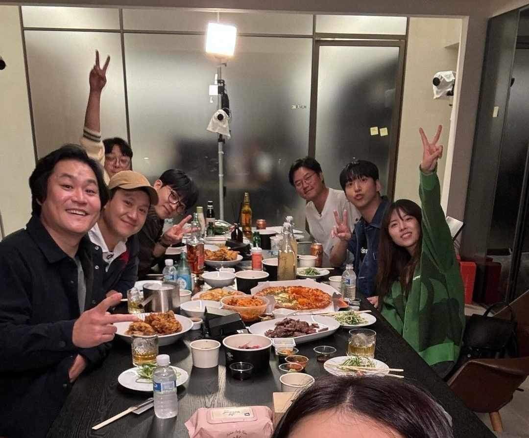 TheAnnyeongOppa's tweet image. To celebrate 10 years of #Reply1994, the cast recently reunited together with Shin PD ❤️

Watch the reunion here:
youtu.be/BmC1cmItiGs?si…

📸:  sonhojun_official