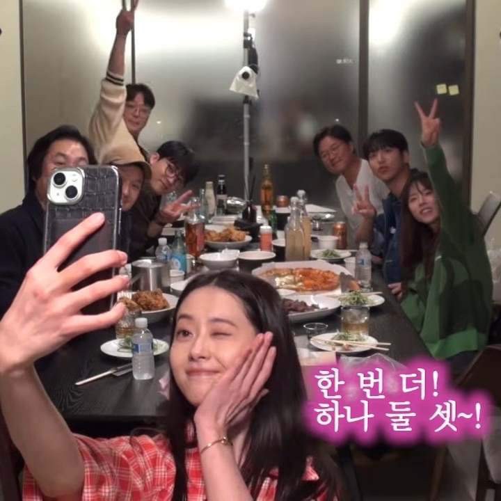 TheAnnyeongOppa's tweet image. To celebrate 10 years of #Reply1994, the cast recently reunited together with Shin PD ❤️

Watch the reunion here:
youtu.be/BmC1cmItiGs?si…

📸:  sonhojun_official