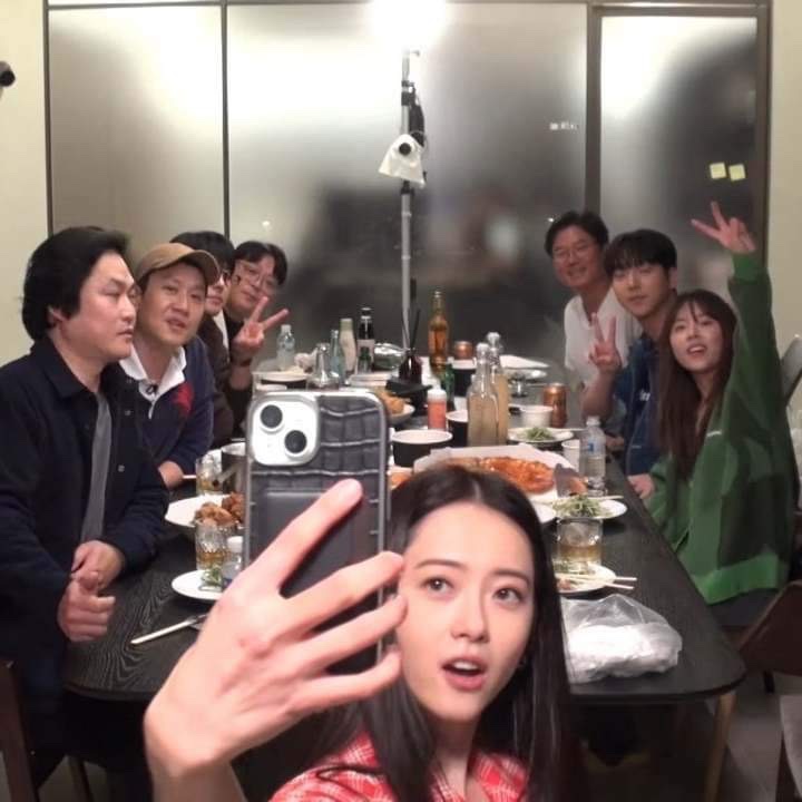 TheAnnyeongOppa's tweet image. To celebrate 10 years of #Reply1994, the cast recently reunited together with Shin PD ❤️

Watch the reunion here:
youtu.be/BmC1cmItiGs?si…

📸:  sonhojun_official