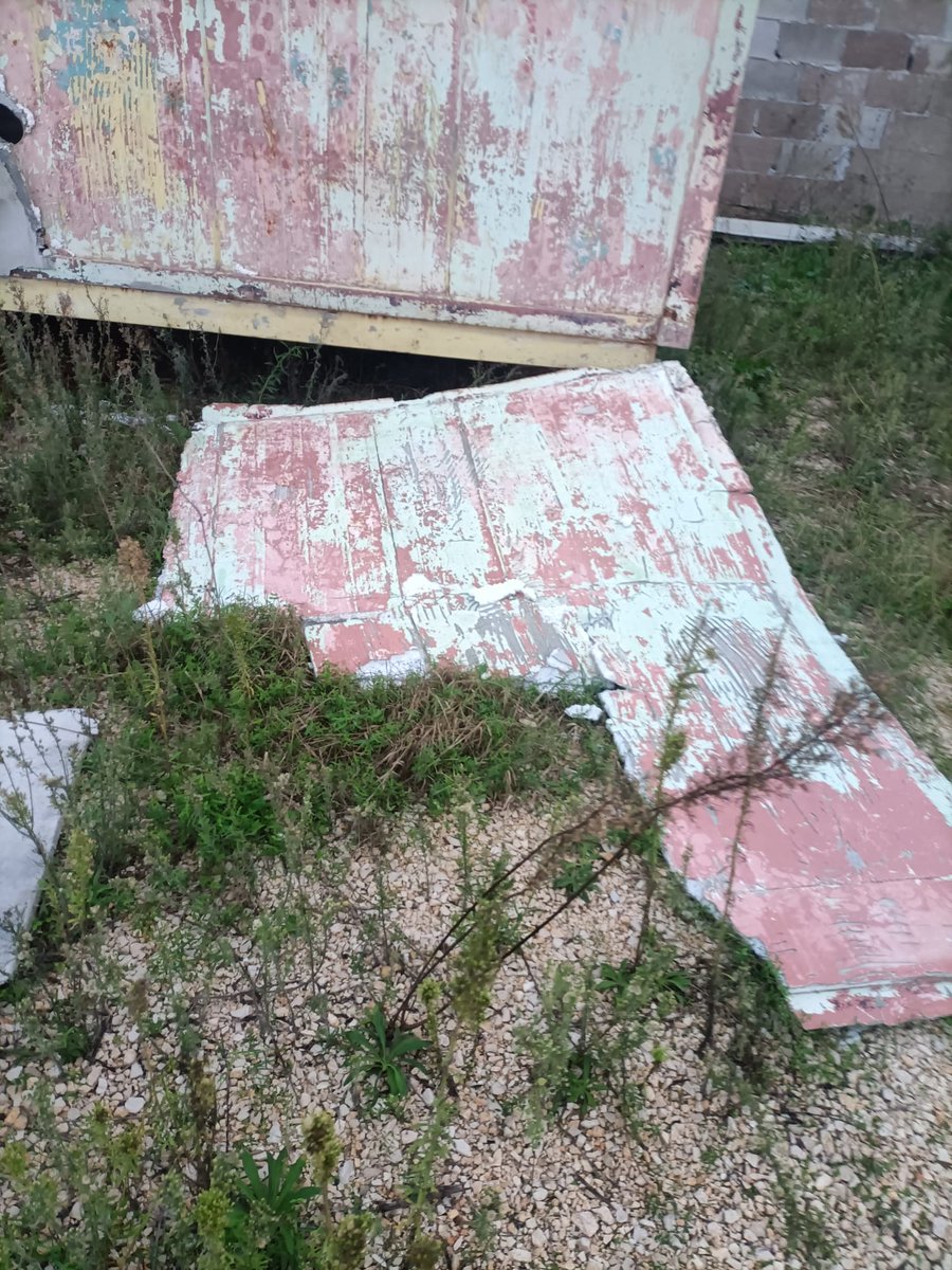 Roby0420's tweet photo. https://t.co/mJa1BBMyFZ chiedo aiuto urgente per questa raccolta. L'unico mezzo per stare vicino ai miei animali è questo vecchio container,non ho denaro per sistemarlo e se non ci sono io non posso spostare quindi mettere in salvo gli animali,vi prego anche solo rt di aiutarmi https://t.co/ow6esMsCZJ