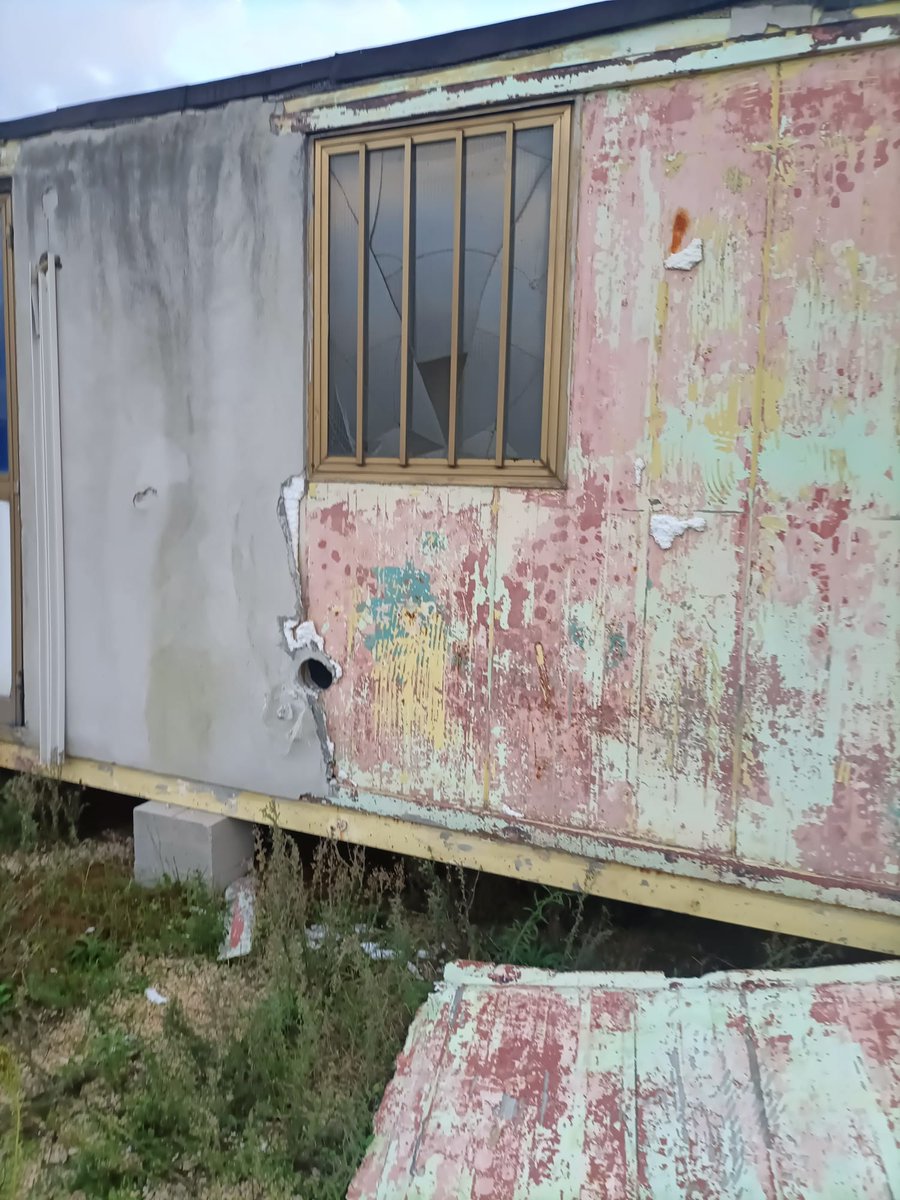 Roby0420's tweet photo. https://t.co/mJa1BBMyFZ chiedo aiuto urgente per questa raccolta. L'unico mezzo per stare vicino ai miei animali è questo vecchio container,non ho denaro per sistemarlo e se non ci sono io non posso spostare quindi mettere in salvo gli animali,vi prego anche solo rt di aiutarmi https://t.co/ow6esMsCZJ