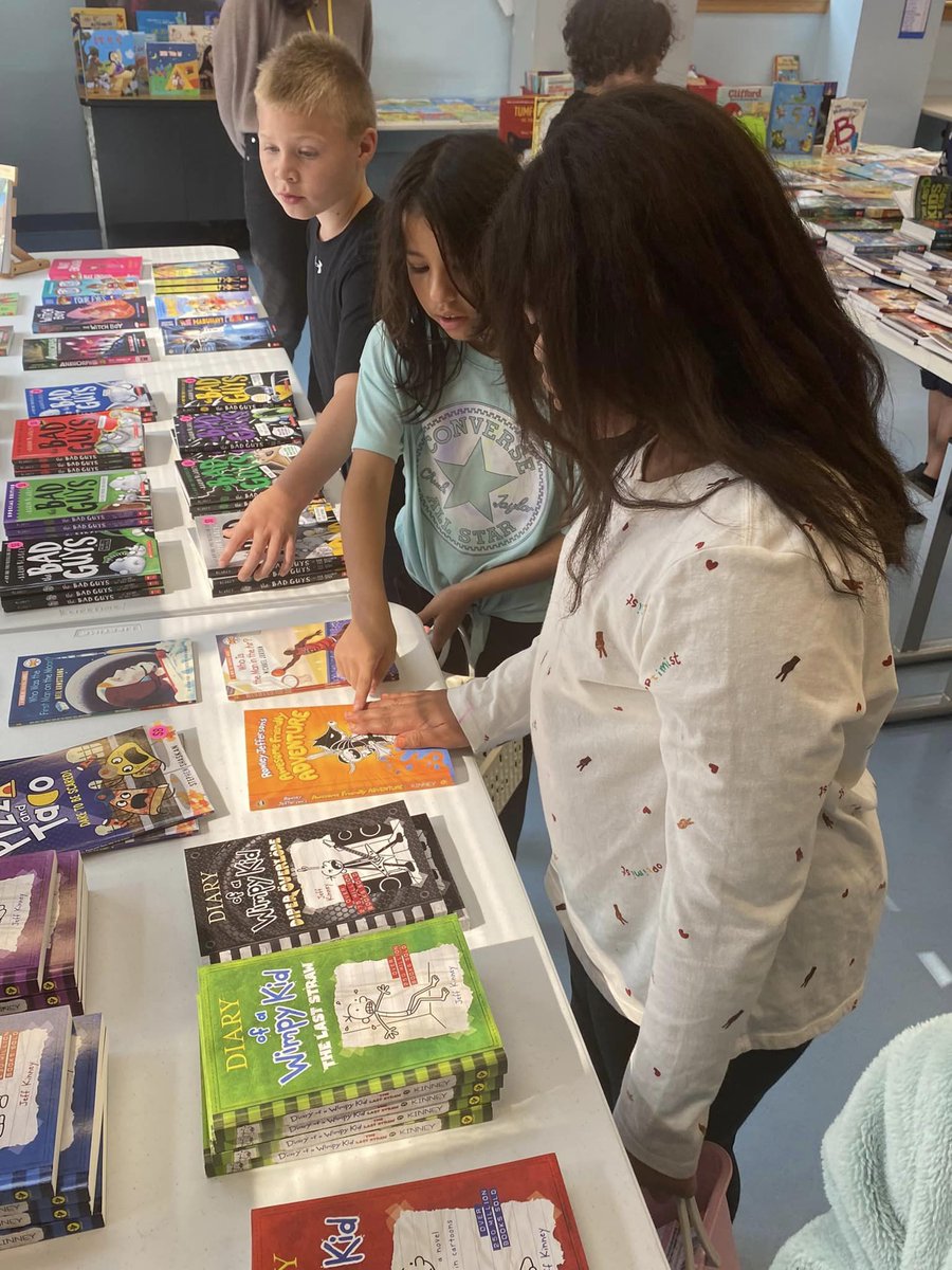 Humphreys Central Elementary School students enjoyed shopping at the school's fall book fair. Look at all those great books! #DoDEAinAction