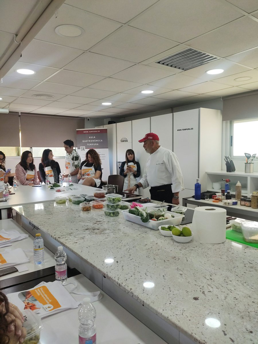 Inmallopis_DN's tweet photo. Sábado de lo más disfrutón, saboreando y aprendiendo técnicas culinarias que nos ayuden a conservar el sabor y las propiedades de los alimentos, de la mano del chef murciano Juan Antonio Pellicer👩‍🍳Un lujo de jornada organizada por @codinmur 👏 https://t.co/ZLswzdSp2M