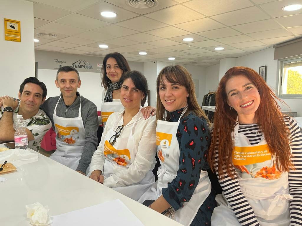 Inmallopis_DN's tweet photo. Sábado de lo más disfrutón, saboreando y aprendiendo técnicas culinarias que nos ayuden a conservar el sabor y las propiedades de los alimentos, de la mano del chef murciano Juan Antonio Pellicer👩‍🍳Un lujo de jornada organizada por @codinmur 👏 https://t.co/ZLswzdSp2M