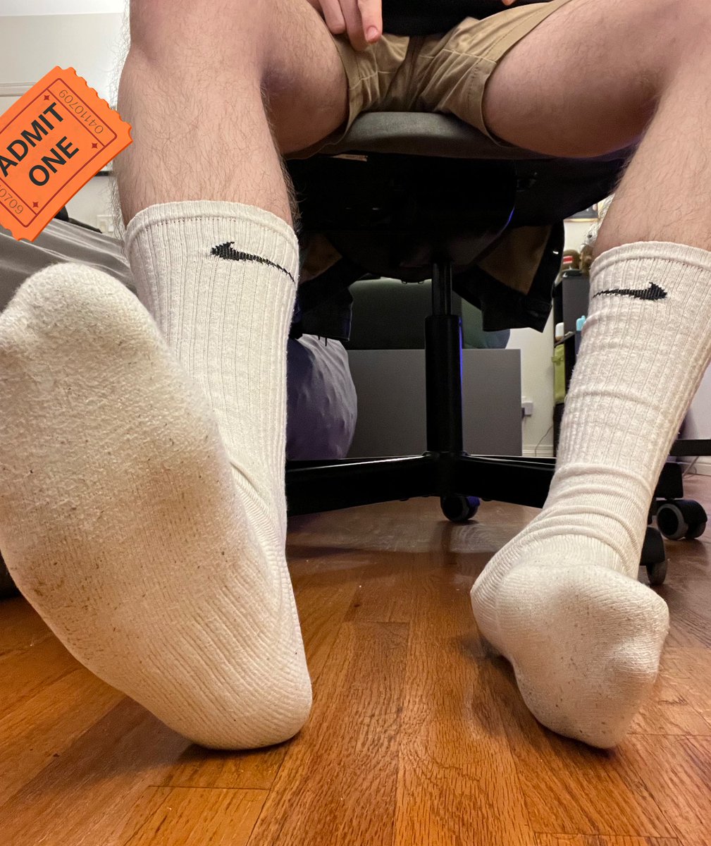 First post of myself😅 

#nikesocks #gay #sockfetish #whitesocks #whitenikesocks #footfetish