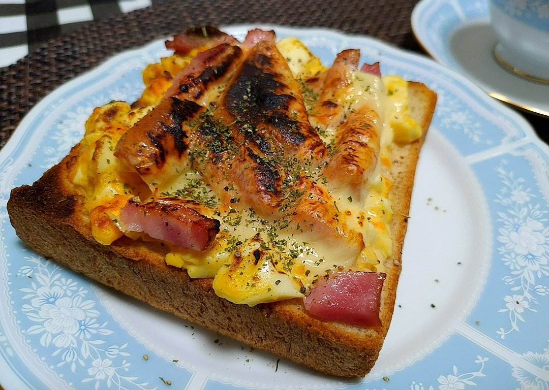 あさごはんで卵とベーコンのタルタルトーストのだ