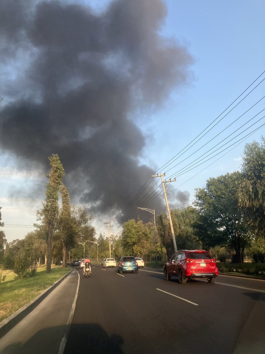Lhescoa's tweet photo. Incendio en #parqueecologicoXochimilco a un costado del periférico a la altura de Canal de Chalco dirección Cuemanco-Tláhuac; #BomberosCDMX  arribando a la zona de desastre!!! Conduce con precaución! https://t.co/1Q0DyqDXMQ