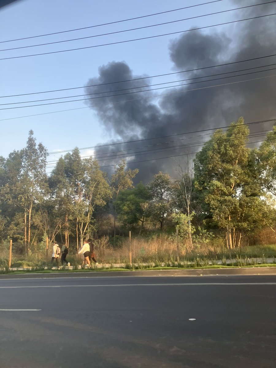 Lhescoa's tweet photo. Incendio en #parqueecologicoXochimilco a un costado del periférico a la altura de Canal de Chalco dirección Cuemanco-Tláhuac; #BomberosCDMX  arribando a la zona de desastre!!! Conduce con precaución! https://t.co/1Q0DyqDXMQ