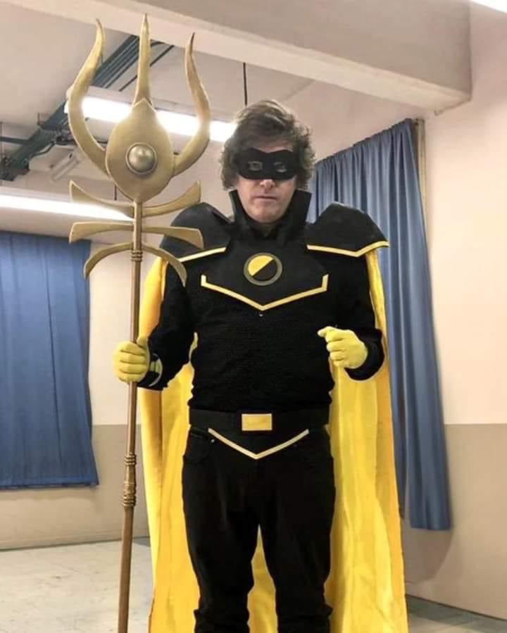 "Pensava ter sérias e preocupantes implicações com o futuro caso milhões de adultos fizessem fila para ver os filmes do Batman. Porque esse tipo de infantilização, esse desejo por tempos e realidades mais simples, muitas vezes pode ser um precursor do fascismo." - Alan Moore