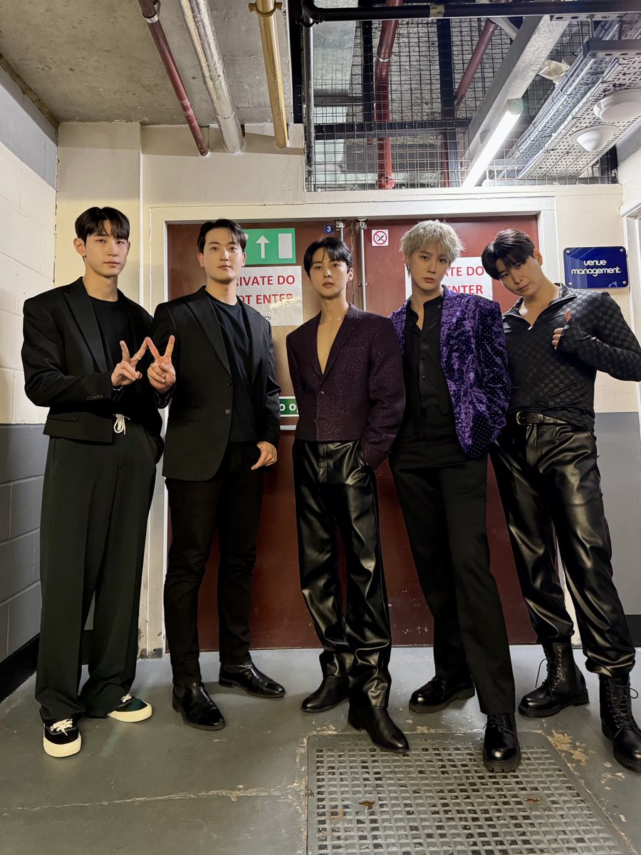 VAV_official's tweet photo. [#TODAY_VAV] 231120
#VAVinUK #VAVinLONDON
Thank you! VAMPZ~🇬🇧❤️

#VAV #브이에이브이 
#VAVinEUROPE https://t.co/Fyroy2MerW