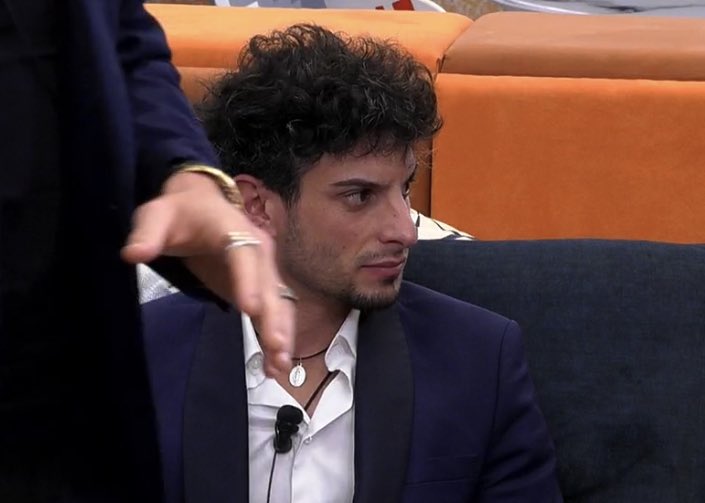alejet94's tweet photo. Diapositiva di un uomo distrutto. E non ha ancora visto gli aerei. #grandefratello https://t.co/NBuYFX9Z9j