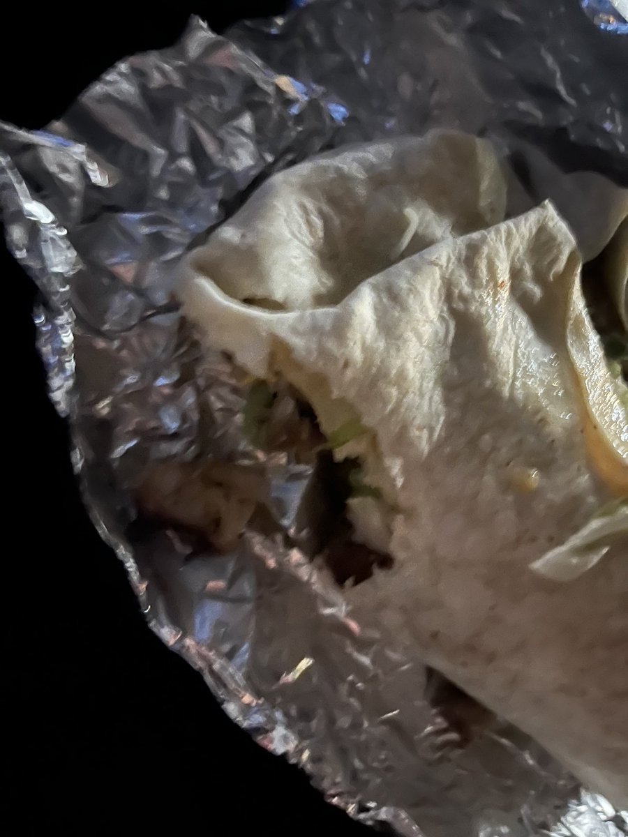 MBJTheThird's tweet photo. Happy #MoMonday @Moes_HQ (#sponsored). Burrito, half white half dark chicken, corn mixture, rice and black beans, cheese, onions and chipotle ranch. All for 7.25. Impeccable #letstalknumbers. And you know Mo⦠never waiting until he gets home. Downed that shit in the car. https://t.co/SvHnjl4pl6
