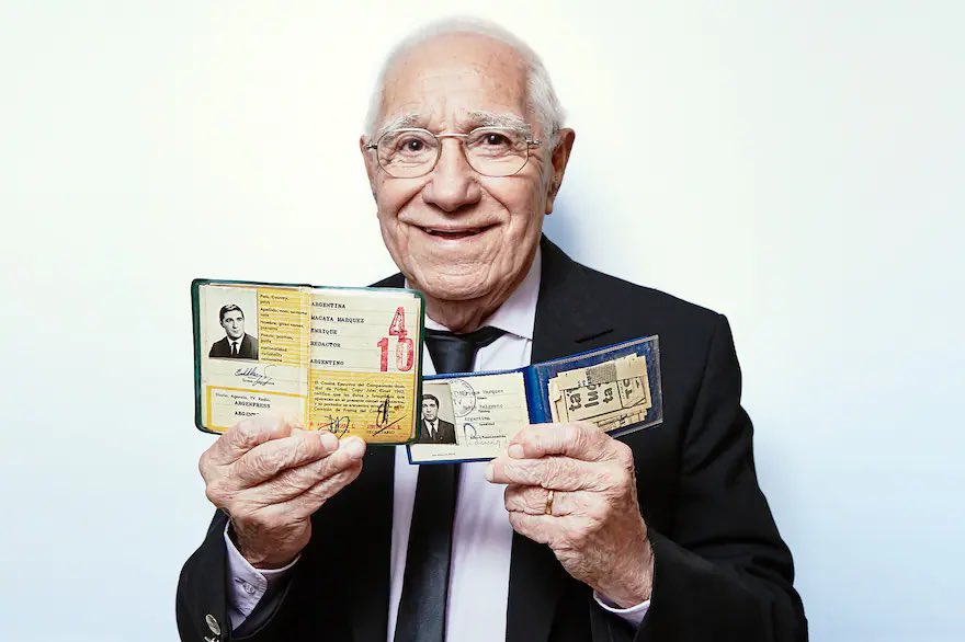 ViejaGuardiaEA's tweet photo. 🙌🏼 Hoy cumple 89 años Enrique Macaya Marquez, el periodista deportivo que más Mundiales ha cubierto en la historia.

🎙️ "Era un sueño, yo no había viajado más que a Montevideo una vez, y ahí era al sur de Suecia, a Malmö. No sabíamos dónde quedaba ni cómo viajar". Contaba Macaya sobre su primera aventura mundialista en Suecia 58 🇸🇪.

🌎 A partir de ahí, recorrió 4 continentes, 16 países y cientos de ciudades cubriendo la cita más importante en el mundo del fútbol.

🏆 Vio levantar la Copa a Pelé🇧🇷, Bobby Charlton🏴��󠁢󠁥󠁮󠁧󠁿 , Beckenbauer🇩🇪, Maradona🇦🇷, Zidane🇫🇷, Ronaldo🇧🇷, Messi🇦🇷, entre otros.

👑 Han sido 17 mundiales en total y esperamos que venga alguno más.

👨‍🏫 Maestro.