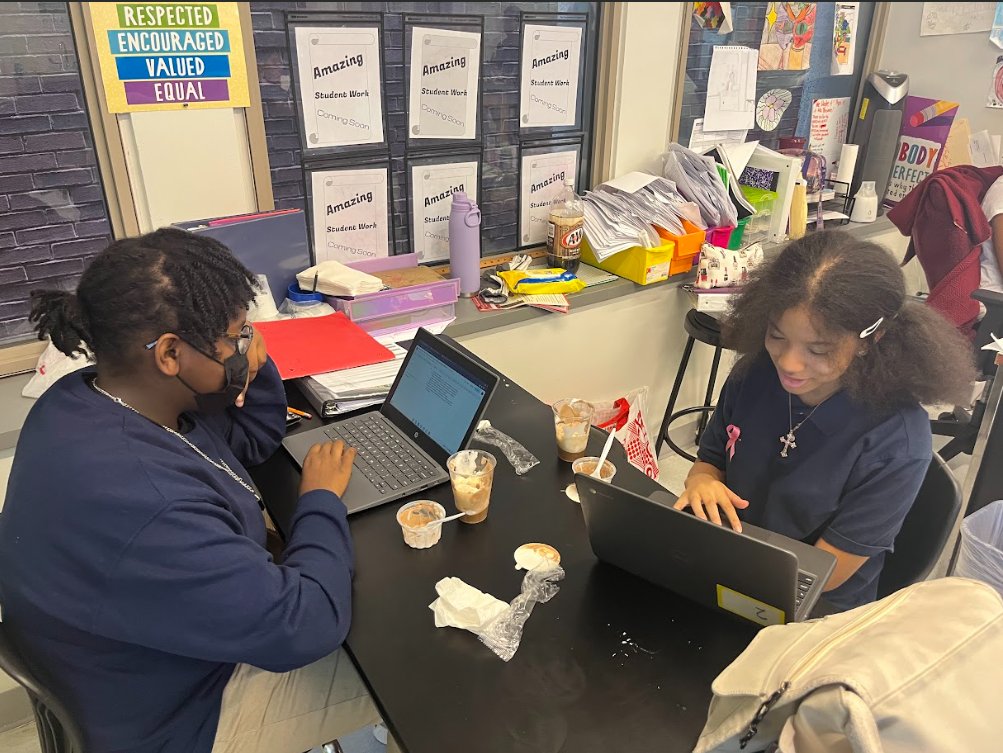 WashGlobalPCS's tweet photo. CLASS SPOTLIGHT

On Friday, our eighth graders observed the changing of phases by making root beer floats in Ms. Thomas's science class. They watched the ice cream change from a solid to a liquid and melt into the soda, and enjoyed a delicious treat afterwards! https://t.co/wHiEp7eoQE