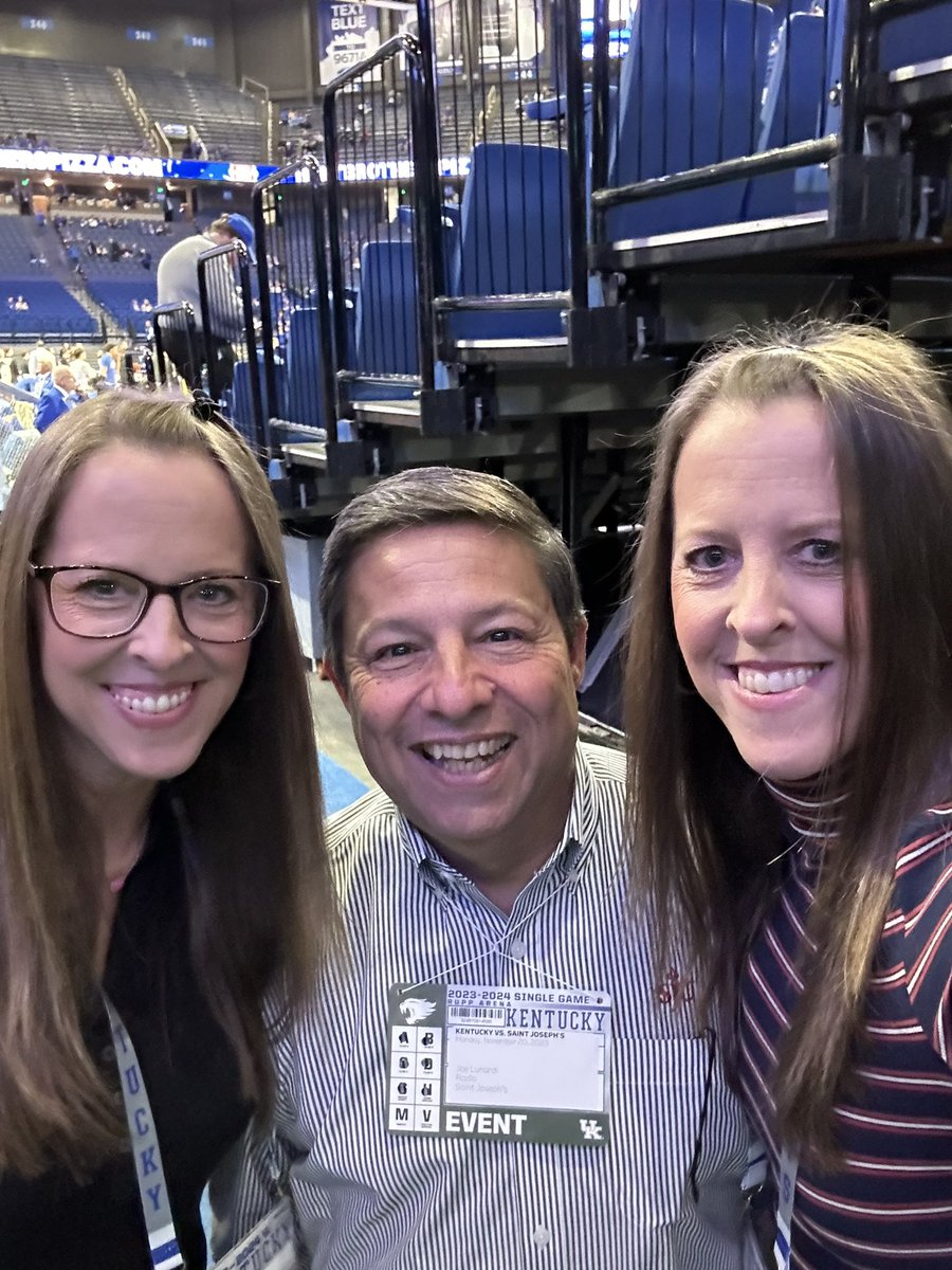 hollyrat's tweet photo. Fan. Girling! #statnerdsunite #bracketology #maybyouveheardofit #joe #crunchthenumbers 🏀💙🥰 @amyrat21 @ESPNLunardi https://t.co/HyEjSNojEU
