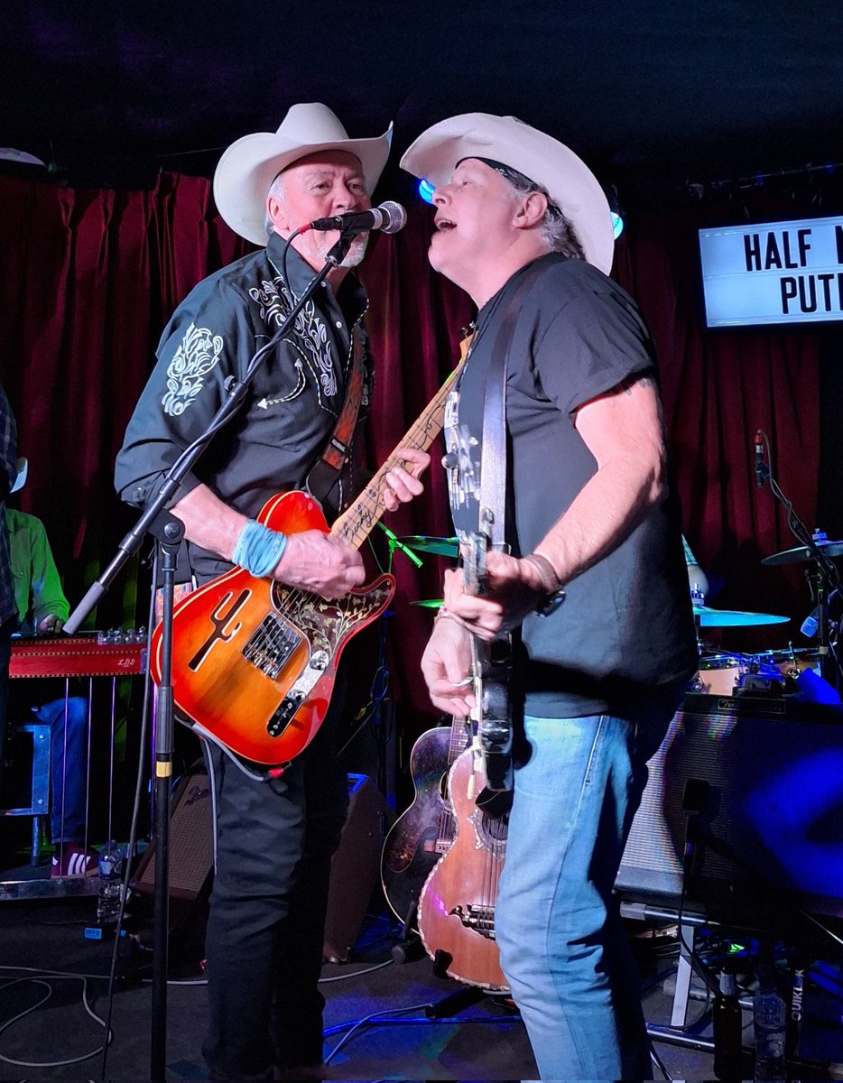jackiev1712's tweet photo. Bit late but...2 gigs, fab weekend. Best company, best band, best venue. So good to be together again. Thank you!! 🎵🤠❤️ @PaulYoungParlez @JamieMosesGtr @lospacaminoscom @JenDavison11 @TinaxReevesx @libbyb27 @leaver_sharon @LisaM1971MU @CallyL123 @ALISONHORAN18 @HalfmoonPutney https://t.co/3CZ0NXML3w