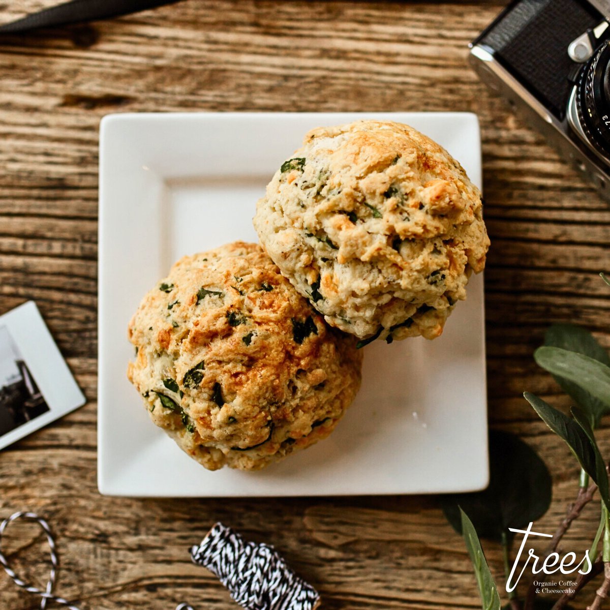 Welcome to a world of flavour with our freshly baked Spinach and Feta Scones! Ideal for any time of the day, each scone is freshly baked, ensuring that every bite is imbued with the warmth and love of homemade goodness. 😍
