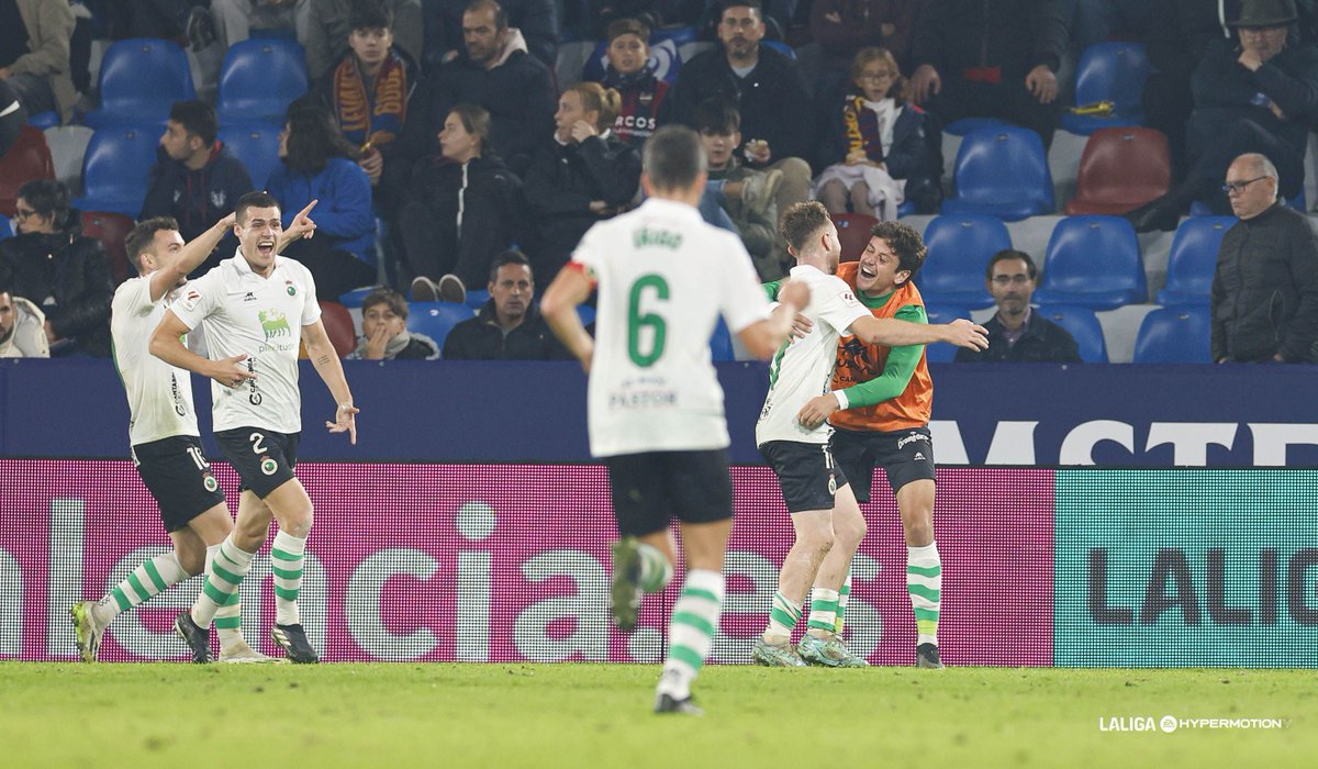realracingclub's tweet photo. A ver quién duerme ahora... ¡Buenas noches, racinguistas! 🎻💚 #LaLigaHypermotion https://t.co/pdrQc0rDI8