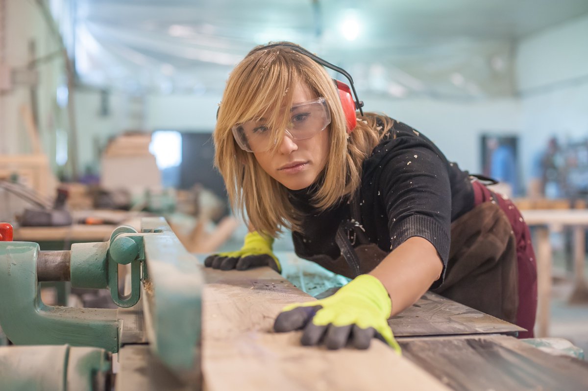 CTOAdvisor's tweet photo. Knowing how a table saw is built aids a carpenter, but their priority is safe operation. Similarly, a data analyst using Amazon S3 benefits from understanding its data storage mechanisms, but they're responsible for secure usage. #ITisBusiness https://t.co/qgtWkouL2R
