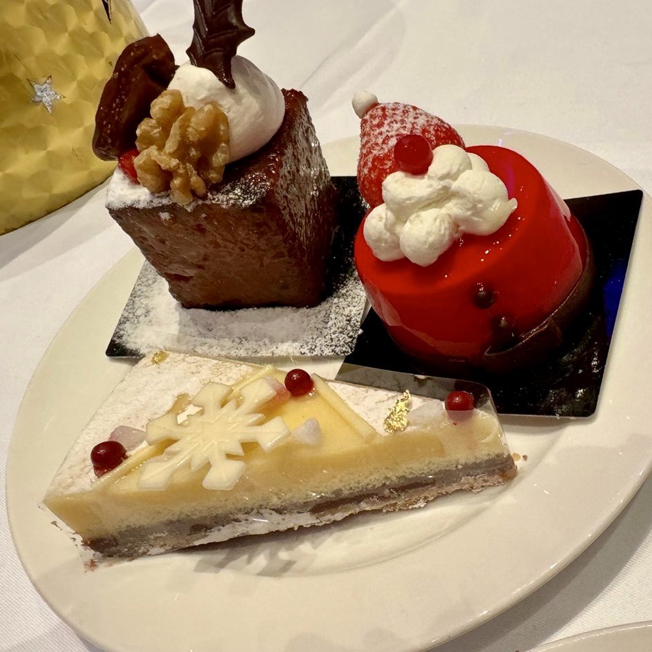 ran_ms_1108's tweet photo. 5th ユニバーサル・パーティ🌏
パーティでいただいたケーキたち🤎❤️🤍
私は下のレモン香るホワイトチョコケーキが好みでした🤍✨
ビバリーヒルズ・ブランジェリーで食べられます🌟
#USJファン #USJファン5thAnniversary
#UNIVERSALPARTY
#ユニバーサルパーティ https://t.co/eZjmu8CjgH
