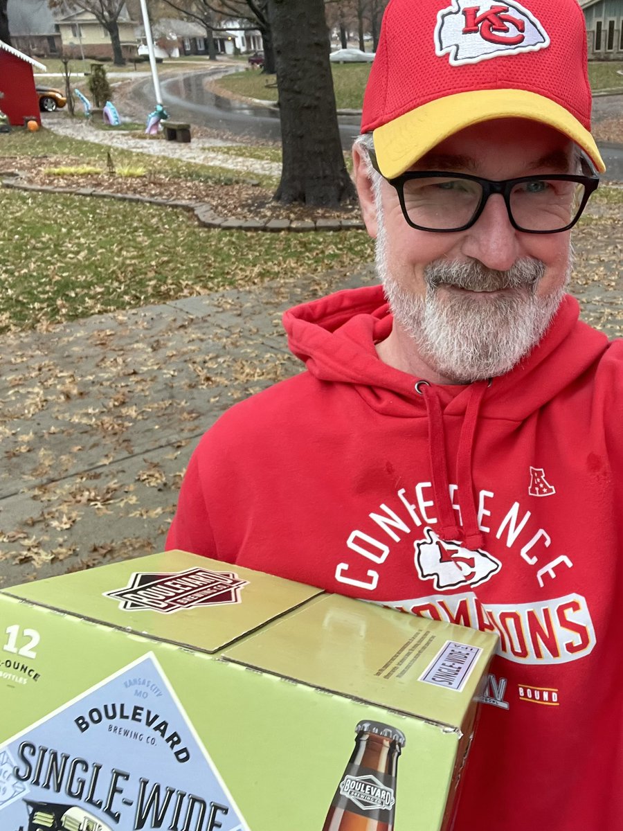 CMoneyKS's tweet photo. Really all the provisions one needs for a Chiefs MNF game if you ask me. @boulevard_beer #SingleWideIPA #ChiefsKingdom🏈 #DrinkLocal https://t.co/xuhuDqNAjG