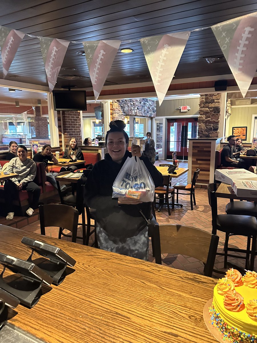 Brandonchilis13's tweet photo. Celebrating our team members for going above and beyond at our quarterly FOH meeting! Preston, Destiny, Dulce and Aariyah have done an amazing job! #ChilisSanMarcos https://t.co/eeWEok1B3s