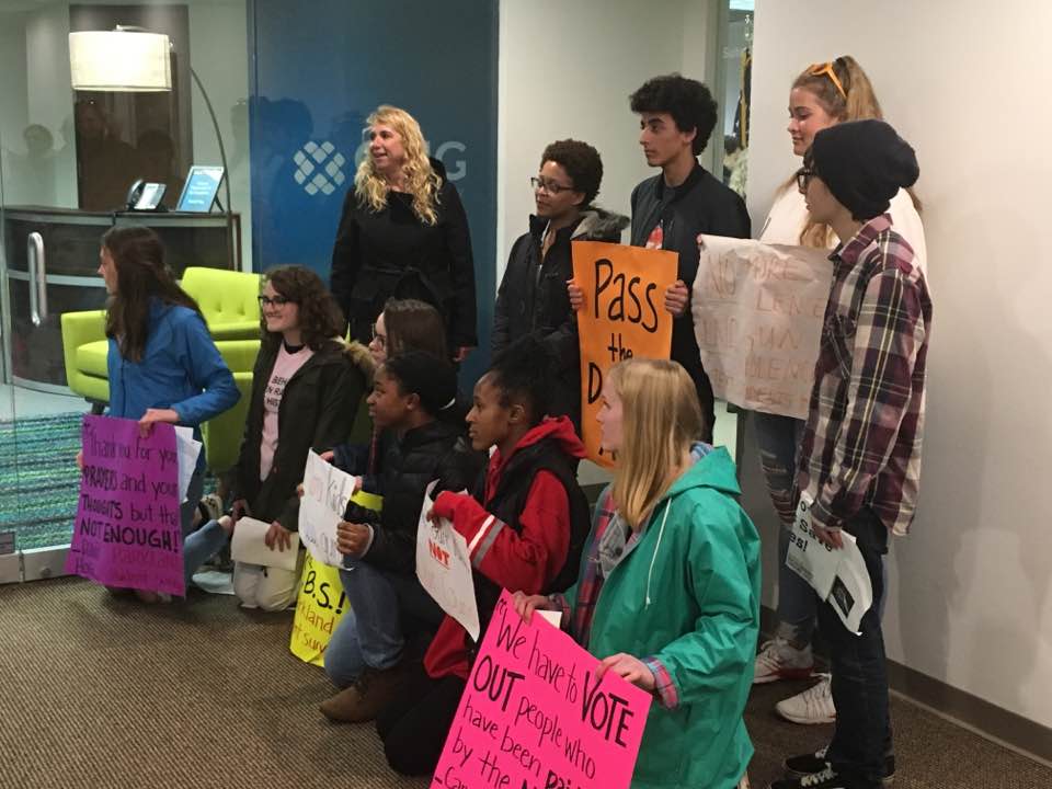 IndivisibleBUX's tweet photo. @RepBrianFitz These are #BucksCounty students who came out to talk to you in the aftermath of the mass shooting at Parkland, and YOUR OFFICE STAFF KICKED THEM OUT.
They wanted to talk about #CommonSense #GunReform, and you refused them.
#PhotoOpFitz #PA01 https://t.co/LLaPym3G8e