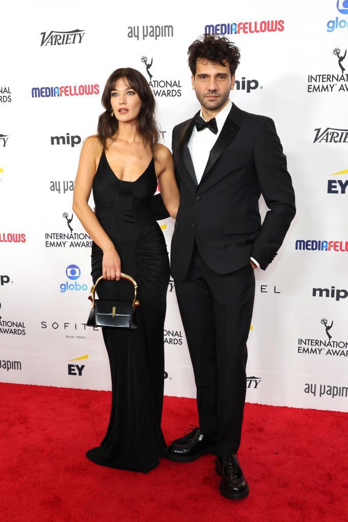dizianaIiz's tweet photo. Pınar Deniz ve Kaan Urgancıoğlu, Emmy töreninde. ❤️‍🔥 https://t.co/AAUZdqYKRE