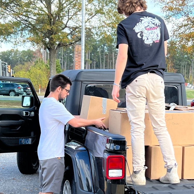 cpkcareercenter's tweet photo. It took four vehicles to get the food items and water to Buffalow Family and Friends! Great job, Cyclones, for collecting 4779 items! ๐๐ฆ๐ #3Cs #ProudtobeCCC #ALLIN #Cyclonesgiveback https://t.co/TxuJScs5or