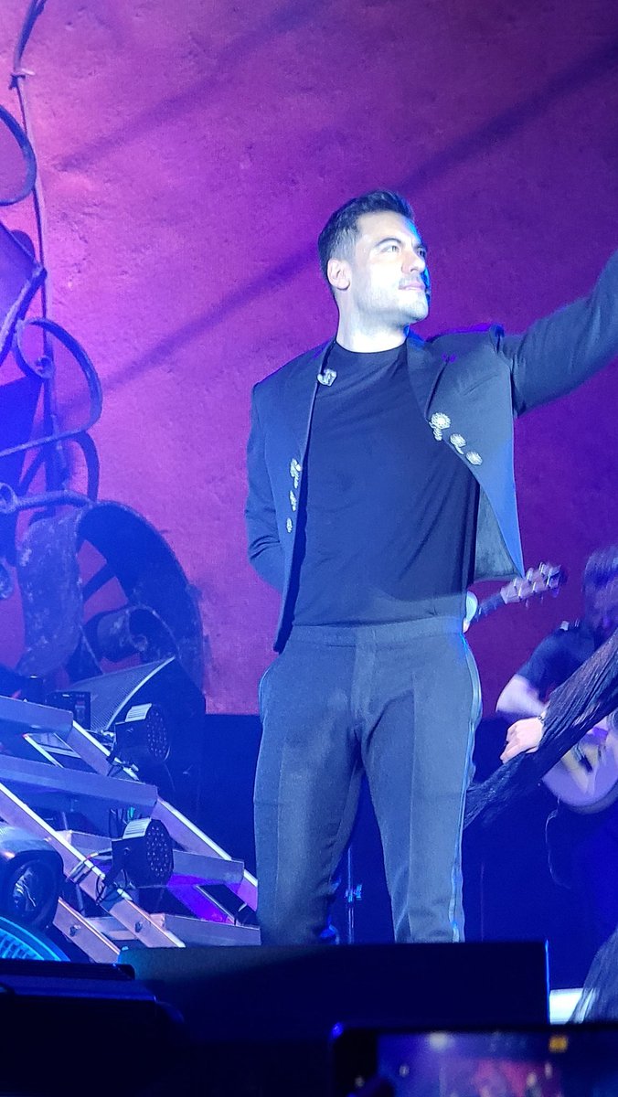 _Mile2508's tweet photo. Todavía no podemos superar el espectacular concierto que brindo @_CarlosRivera en Ecuador por primera vez, 3 horas de entrega total en el escenario y el público feliz.
Gracias @TOPSHOWSECUADOR @cdaponce por hacer este sueño posible, ojalá y podamos verlo muy pronto en Quito. https://t.co/rLO8BCyfTB