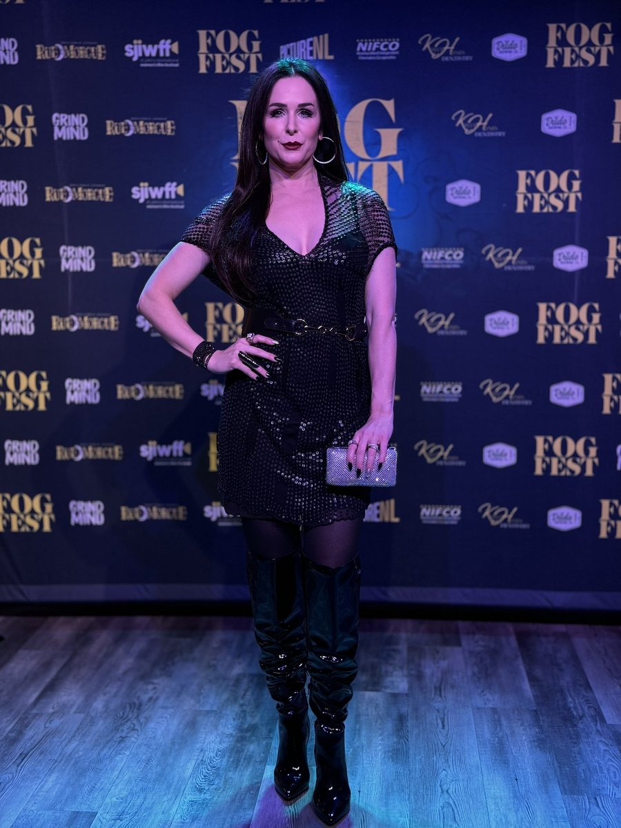 DanielleBisutti's tweet photo. To fur? Or not to fur? That is the question. 💙🌹🖤🥀 #TheBlueRose
#NormaSteele #fogfest #Canadian #premiere #fauxfur #femmefatale https://t.co/SGGGMZBb3d
