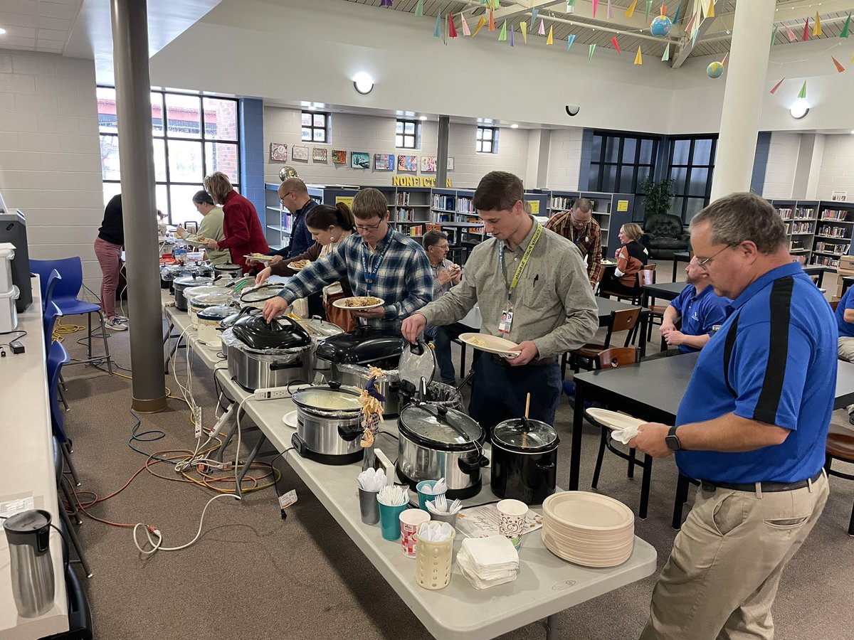 TiffanieWelte's tweet image. #Blessed to share fellowship &amp;amp; a feast with an amazing staff today!  Wishing all a restful Thanksgiving with family &amp;amp; friends in advance of what promises to be a whirlwind of activity leading to winter break! #TCPride #RootedNE #ilovepublicschools