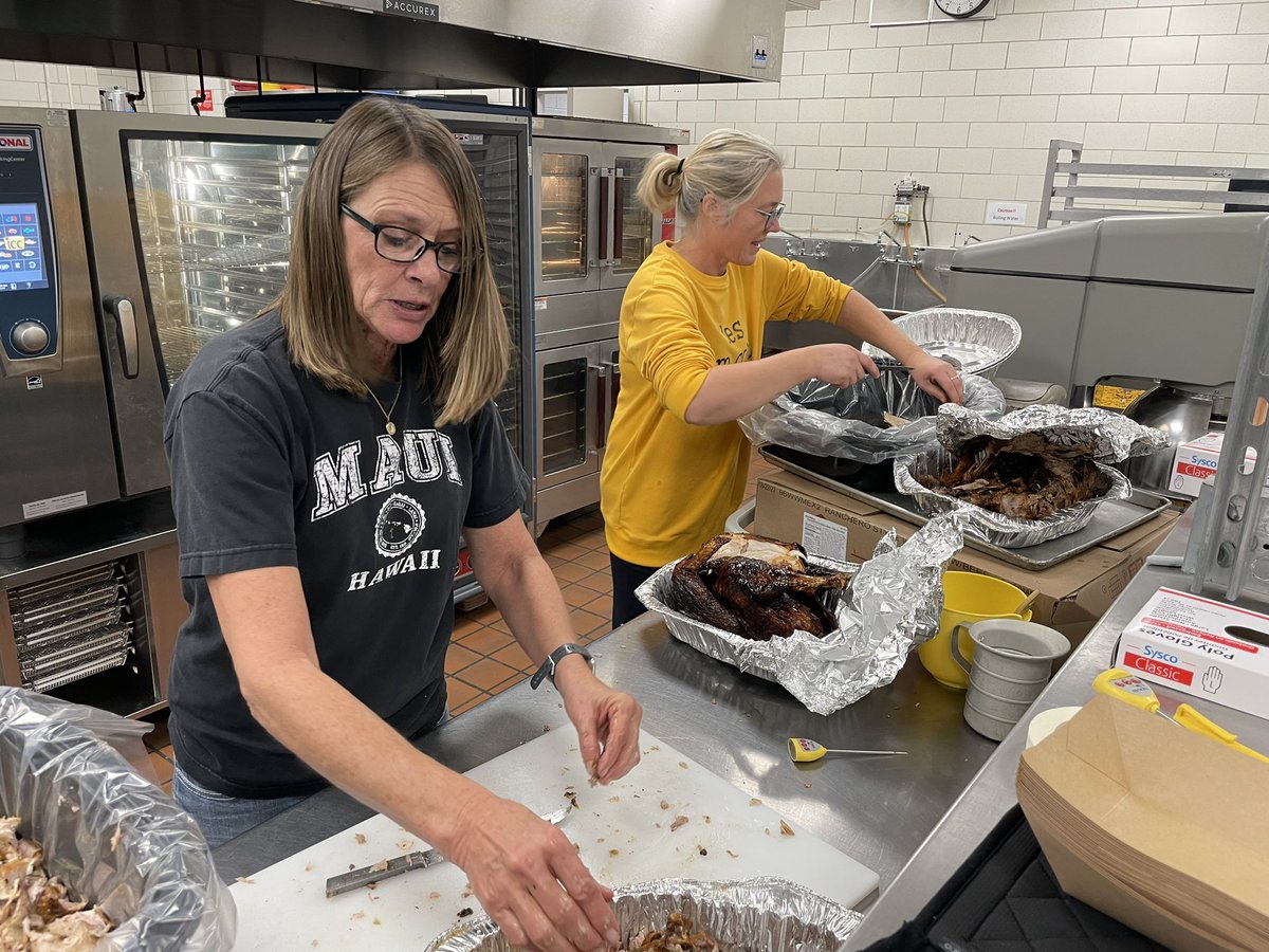 TiffanieWelte's tweet image. #Blessed to share fellowship &amp;amp; a feast with an amazing staff today!  Wishing all a restful Thanksgiving with family &amp;amp; friends in advance of what promises to be a whirlwind of activity leading to winter break! #TCPride #RootedNE #ilovepublicschools