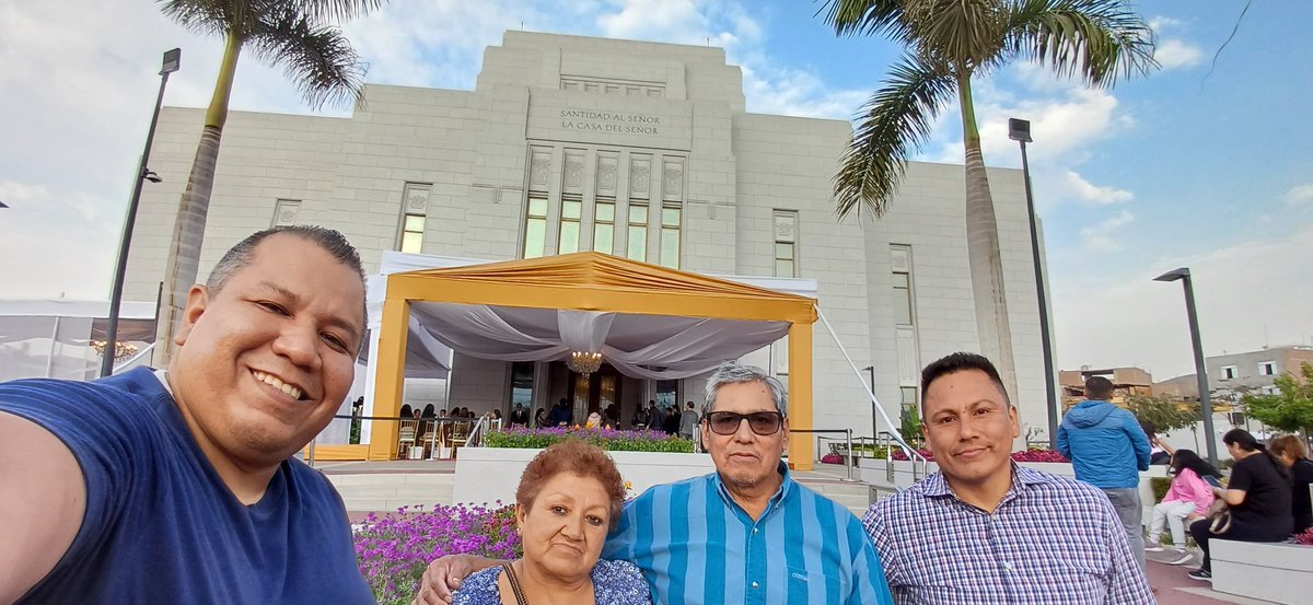 Me llena de emoción ir junto a mis padres y participar de las puertas abiertas del Templo de Los Olivos.
Quedaron maravillados y con deseo de volver.
Todos están invitados!!!
#TemploDeLosOlivos 
#IglesiaDeJesucristo
#SUD
