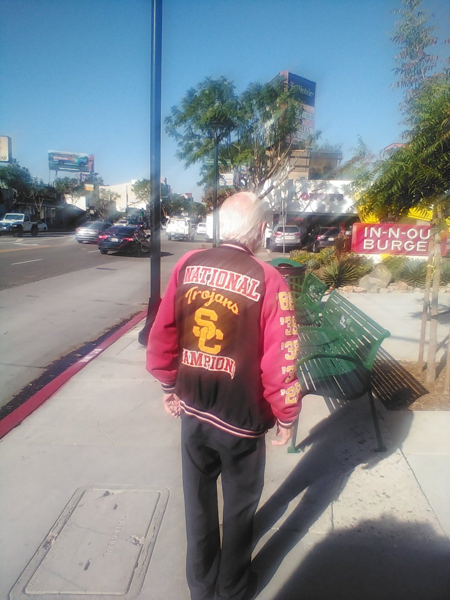 ParrotManComedy's tweet photo. #USC #UCLA https://t.co/rj3Ztj5Nuw