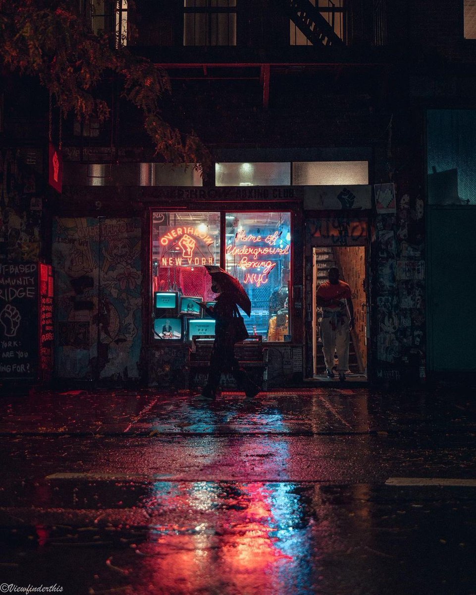 viewfinderthis's tweet photo. A Touch of Red https://t.co/5l6lBcqE64