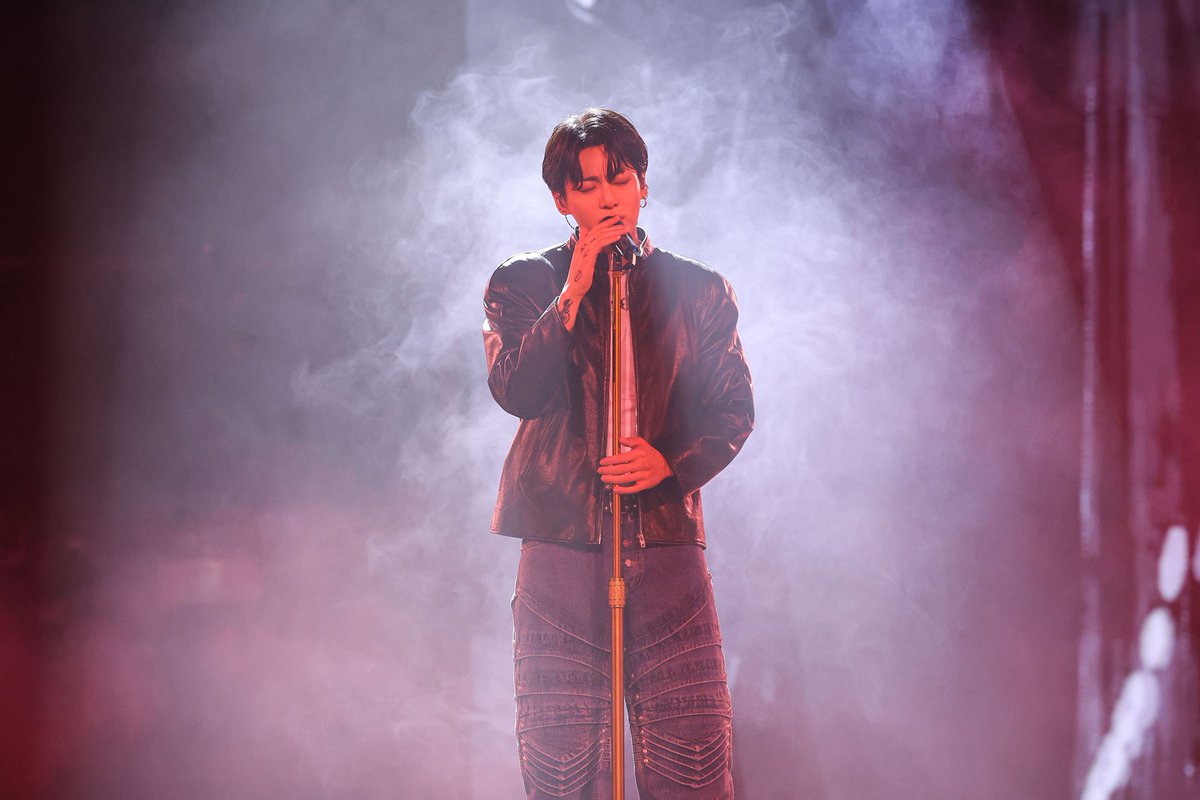 Kpop_Herald's tweet photo. Jungkook of @BTS_twt had a fan showcase in Seoul on Monday with around 2,800 fans in attendance. He performed all of the tracks in his first solo album “Golden.” “This has been prepared thinking about ARMYs only. I’m so happy to perform in front of you guys,” said #JungKook. https://t.co/nT6PsX5bG2